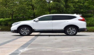 09年君越加玻璃水在哪里加（别克君越加玻璃水口在哪里）