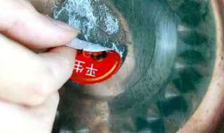 贴在碗里的商标撕掉后的胶如何处理(贴在碗上的商标怎么撕下来)