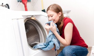 牛头胶粘在衣服上怎么办 牛头胶粘在衣服上怎么办啊