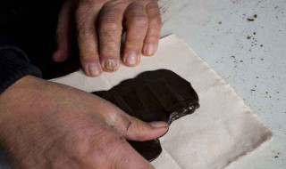 膏药弄被子上怎么洗掉（膏药沾到被子上怎么去掉）