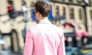 粉色西装配什么裤子 灰色西服配什么裤子好看女