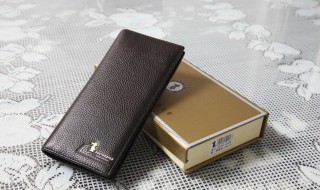 真皮钱包用酒精擦拭变白怎么办（皮子的钱包可以用酒精擦吗）
