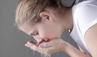 晚上用柔肤水和乳液吗 晚上能用柔肤水吗