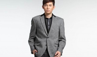 灰色衣服搭配（灰色衣服搭配什么内搭）