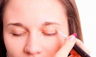 日常妆下眼线化妆教程（化妆下眼线是用什么画的）