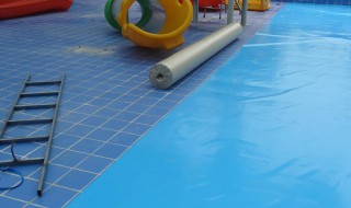 泳池胶膜铺贴方法 泳池胶膜铺贴方法图解