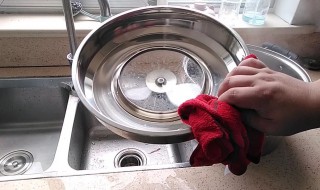 清洗铁锅盖的方法 清洗铁锅盖的方法视频