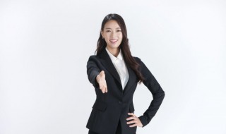 女生黑色小西装怎么搭配好看 黑色的小西装里面怎么搭配女