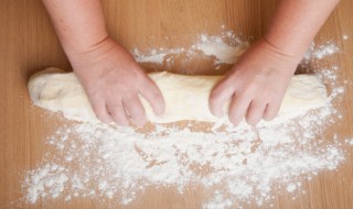 发好的面团怎么保存到明天 晚上发好的面团怎么保存到明天