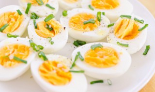 蜂蜜能和鸡蛋一起吃（蜂蜜可不可以和鸡蛋一起吃）