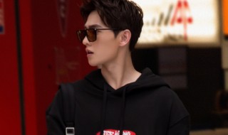 男生黑色卫衣搭配什么裤子好看 男生秋天穿什么衣服好看