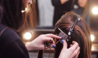 梦见帮别人剪头发（梦见帮别人剪头发剪不断）