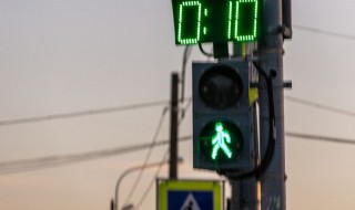 丁字路口右转需要看红绿灯吗 丁字路口右转看哪个灯