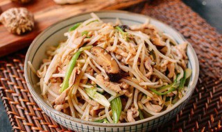 鸡肉炒豆芽怎么做 鸡肉炒豆芽的家常做法窍门