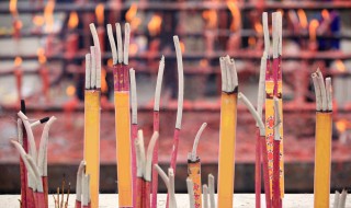 梦到烧香(梦到上香香长短不一)