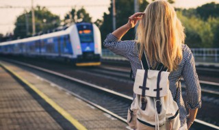 朋友圈最流行的说说心情短语（朋友圈最流行的说说心情短语简短）