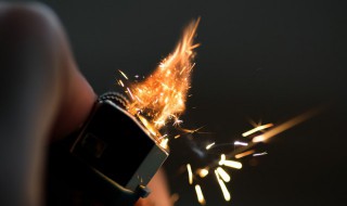 梦见钱被火烧是什么兆头 梦见别人的钱被火烧了