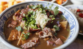 正确进食顺序让老人胃口大开（老人进食的正确姿势）