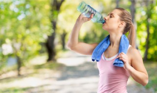正确喝水可防10种疾病（喝水可以预防哪些疾病）