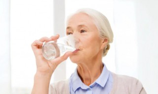 老人如何喝水才正确呢 老人如何喝水才正确呢图片