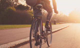 自行车两轮摩擦力方向 自行车两轮摩擦力方向示意图