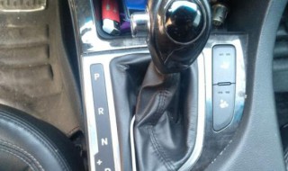 自动挡手刹在哪（自动挡车的手刹在哪里）