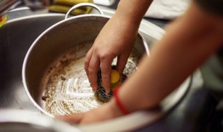 可乐清洗锅的方法 可乐妙用洗锅法