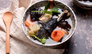 正宗清炖三黄鸡的做法（炖鸡汤三放三不放）