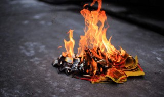 纸的着火点是多少? 纸被点燃后是什么物质