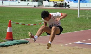 立定跳远五个动作技巧（立定跳远的动作要领及技巧）