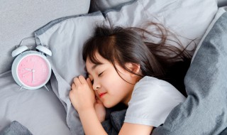 女生晚上睡觉的正确方法（女生晚上睡觉的正确姿势）