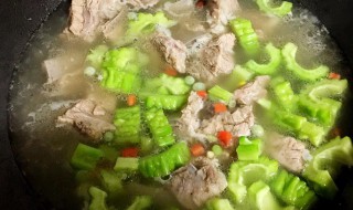 苦瓜藕炖排骨怎么做（苦瓜藕炖排骨怎么做才好吃）
