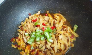 辣豆瓣酱炖干豆腐怎么做 辣豆瓣酱炖干豆腐怎么做才好吃