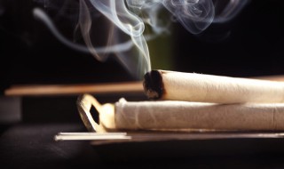 艾草烤背有什么好处（艾草熏烤什么疗效）