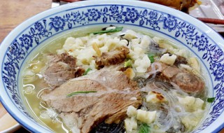 羊肉泡馍的正宗做法（羊肉泡馍的汤的正宗做法）