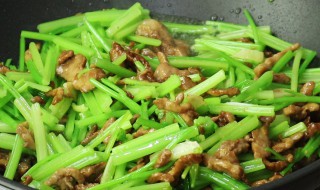 芹菜炒肉丝的正宗做法（芹菜炒肉芹菜要焯水吗）