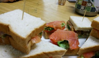 烟熏三文鱼三明治做法（烟熏三文鱼三明治做法视频）
