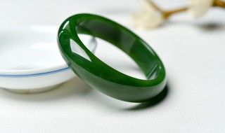 翡翠注胶怎么辨别（翡翠注胶怎么辨别飘花）