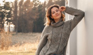 羊毛毛衣怎么洗不会缩水（羊毛毛衣 怎么洗）