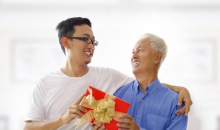 父亲节送什么礼物比较好（父亲节送什么礼物比较好手工）