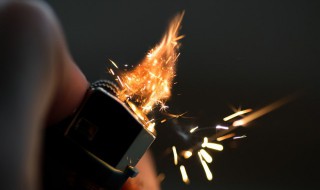 形容火的颜色成语有哪些 形容火的颜色成语有哪些四个字