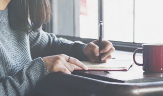 形容少说话多做事的成语（形容少说话多做事的成语有哪些）