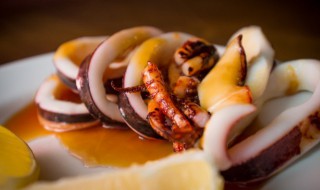 干鱿鱼怎么泡发最快（干鱿鱼怎样泡发和怎么做菜）