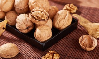 新鲜核桃仁怎么去皮（怎样去掉核桃仁上那层薄皮）