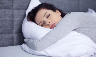 梦见女人掉河里的吉凶寓意（梦见女人掉到水里）