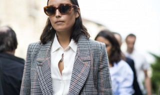 墨镜要怎么戴才有型(怎么戴墨镜好看)