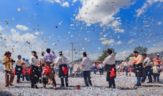 藏民往天上扔的小纸片是啥（藏民往天上扔的小纸片是啥意思）