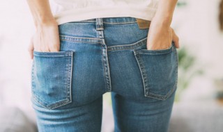 牛仔裤第一次洗要怎么洗（牛仔裤第一次洗怎么洗不掉色,可以带点酒精嘛?）