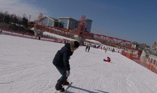 初学者滑雪的正确方法 初学者滑雪的正确方法图片