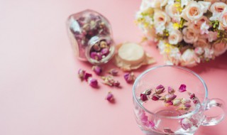 玫瑰花泡水的功效（玫瑰花泡水喝有什么效果）